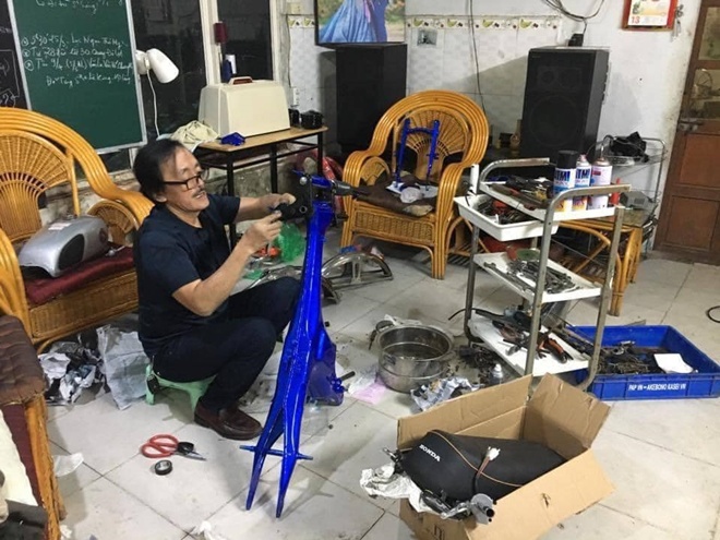 Ngoài làm nghệ thuật, chăm chỉ làm việc nhà,... nghệ sĩ Giang Còi còn tự sửa xe.