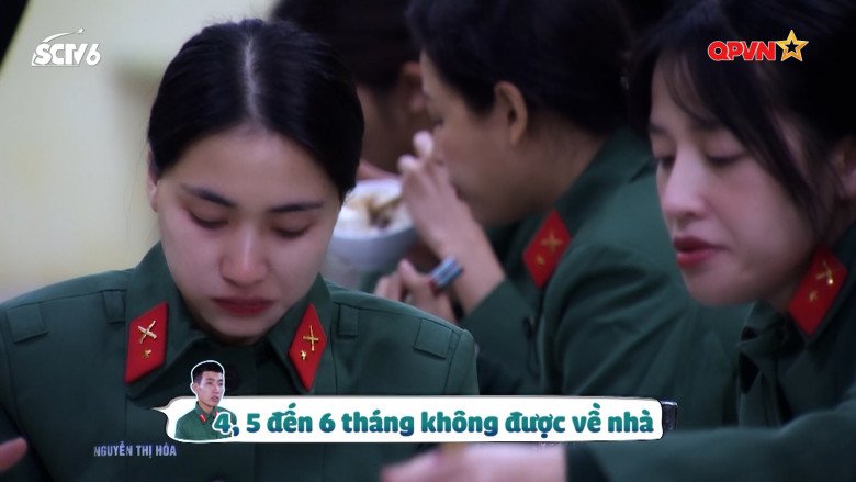 Sau khi được động viên, cô càng xúc động hơn. (Ảnh: SNN)