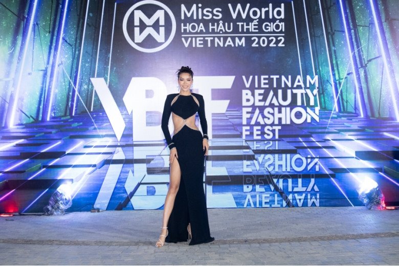 Thu Quynh made a vedette, Thuy Tien cosplayed Marilyn Monroe, Hamp;#39;Hen Niê as a guest at Miss World?  - 7