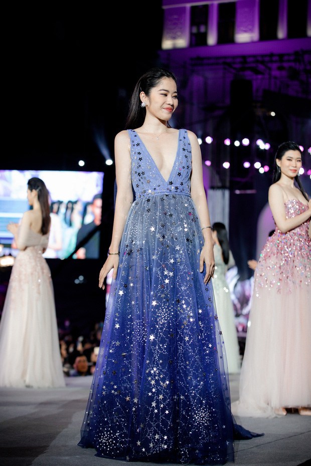 Nam Em gây thất vọng với màn catwalk loạng choạng tại Miss World, NTK lên tiếng bênh vực - 2