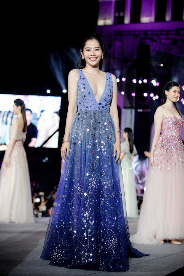 Nam Em gây thất vọng với màn catwalk loạng choạng tại Miss World, NTK lên tiếng bênh vực - 1