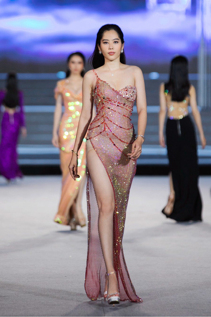 Nam Em gây thất vọng với màn catwalk loạng choạng tại Miss World, NTK lên tiếng bênh vực - 3