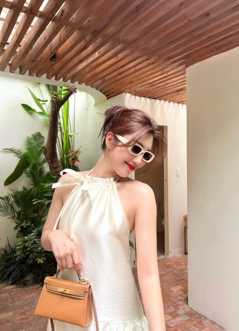 Thuy Ngan still doesn't forget to show off her delicate lingerie with a paper-thin shirt - 5