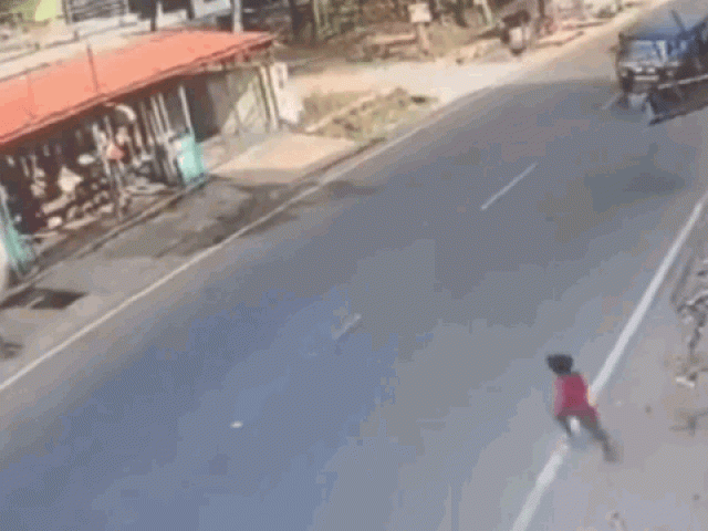 Clip Eva - Clip: Cậu bé bất ngờ lao vụt qua đường và màn thoát chết cực khó tin
