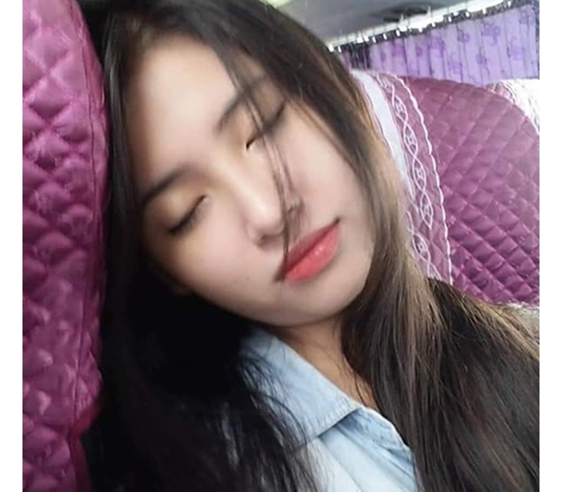 6 năm trước, chỉ một khoảnh khắc bị chụp lén khi ngủ trên xe khách mà Hoàng Thu Uyên trở thành hiện tượng mạng, được gọi với biệt danh “hot girl ngủ gật” hay “Suzy phiên bản Việt”.
