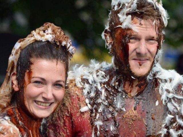 Tục hành hạ cô dâu chú rể bằng trứng thối trước ngày cưới