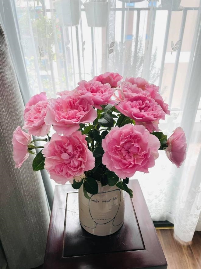 Inside MC Diem Quynh's house, there is a vase of fresh flowers all year round, very skillfully arranged - 5