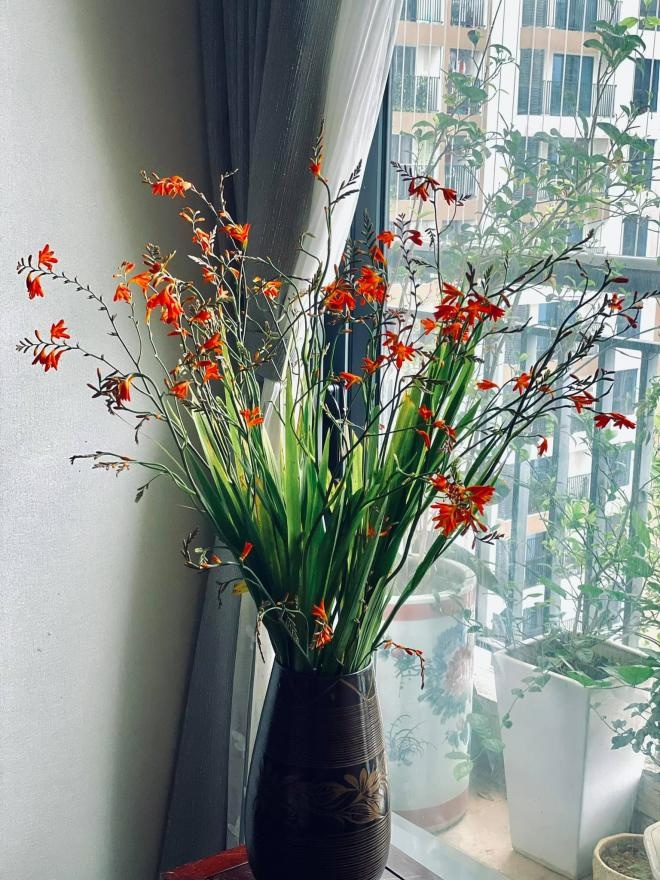Inside MC Diem Quynh's house, there is a vase of fresh flowers all year round, very skillfully arranged - 6