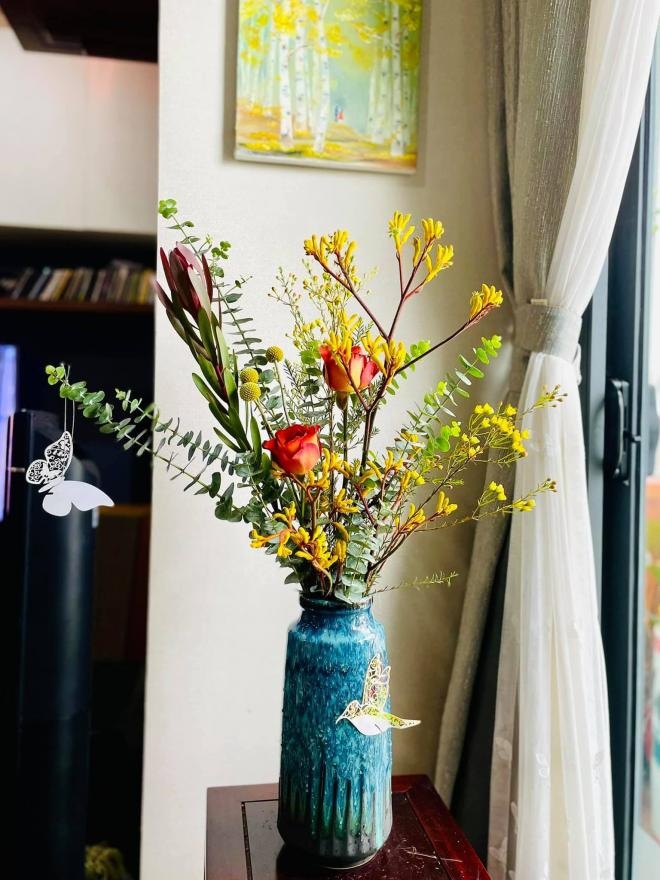 Inside MC Diem Quynh's house, there is a vase of fresh flowers all year round, very skillfully arranged - 11