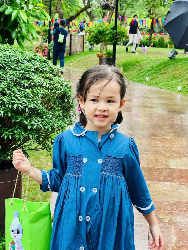 The Western-born daughter of DV Lan Phuong is pretty, 4-year-old is outstandingly tall thanks to her father's genes 2.04m - 3