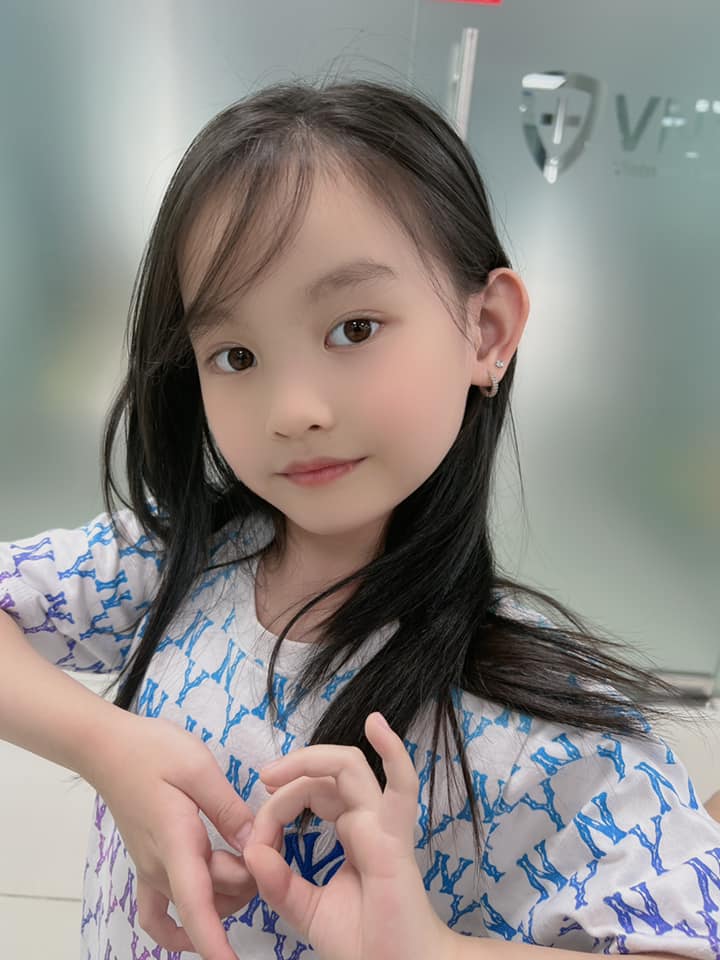 Con gái nuôi Hoa hậu Ngọc Hân 6 tuổi mặt đẹp như tranh, có đôi tai ...