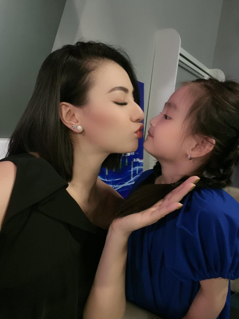 The 6-year-old adopted daughter of Miss Ngoc Han has a beautiful face and rich ears - 16