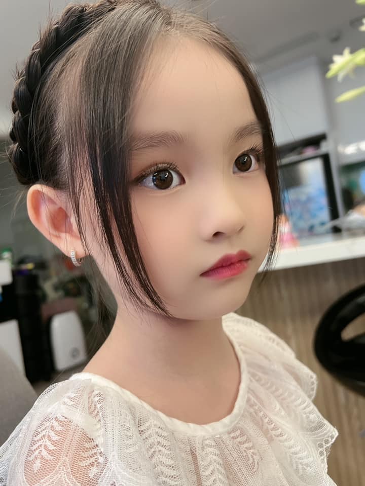 The 6-year-old adopted daughter of Miss Ngoc Han has a beautiful face and rich ears - 11