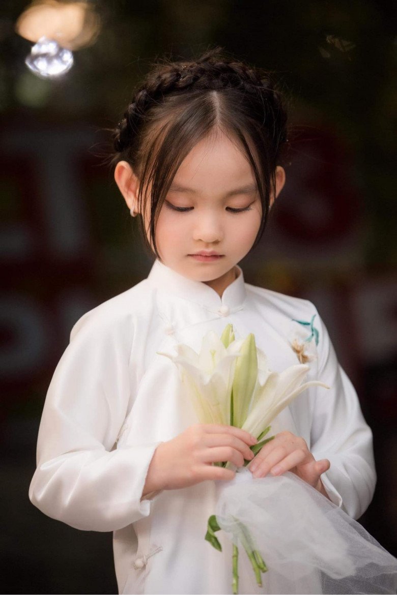 The 6-year-old adopted daughter of Miss Ngoc Han has a picture-perfect face and rich ears - 6