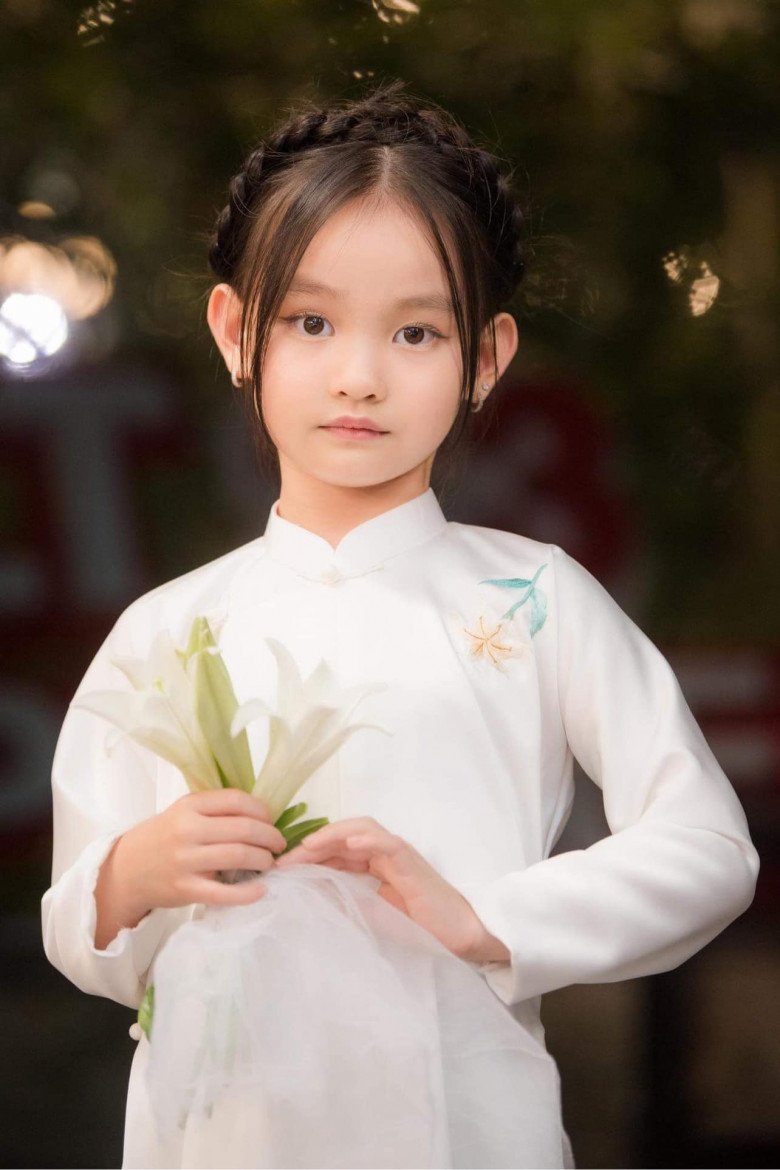 The 6-year-old adopted daughter of Miss Ngoc Han has a beautiful face and rich ears - 5