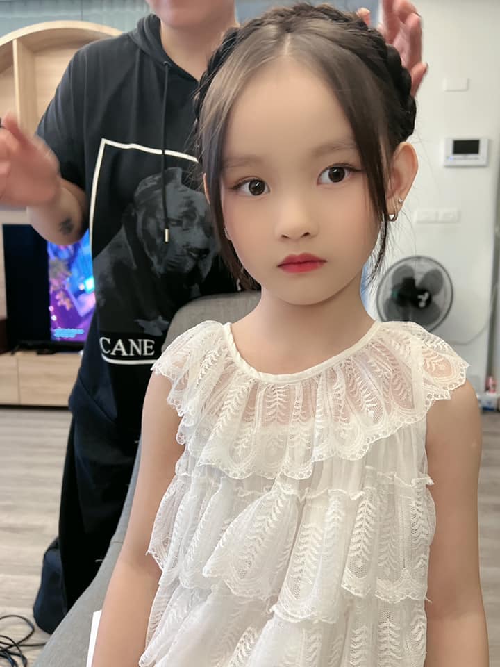 The 6-year-old adopted daughter of Miss Ngoc Han has a picture-perfect face and rich ears - 12