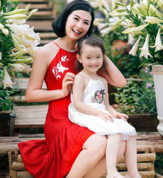 The 6-year-old adopted daughter of Miss Ngoc Han has a beautiful face and rich ears - 1