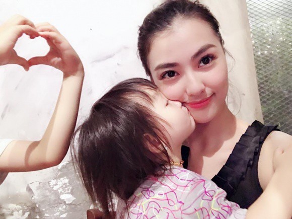 The 6-year-old adopted daughter of Miss Ngoc Han has a beautiful face and rich ears - 15