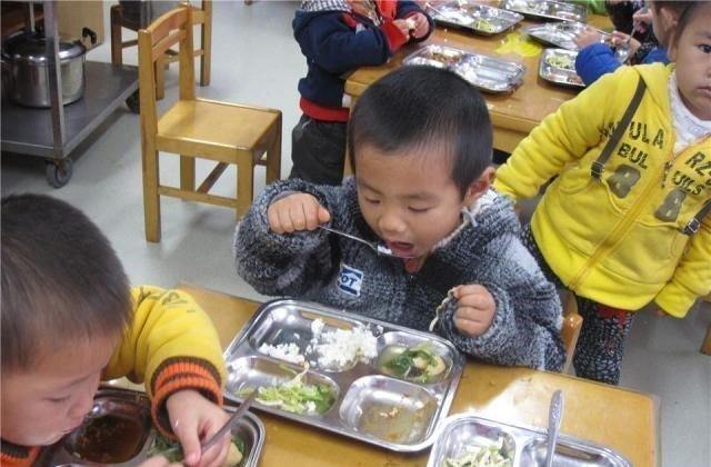 Con tăng cân vù vù sau khi đi học mẫu giáo, xem ảnh bữa ăn trưa mẹ không thể tin - 4