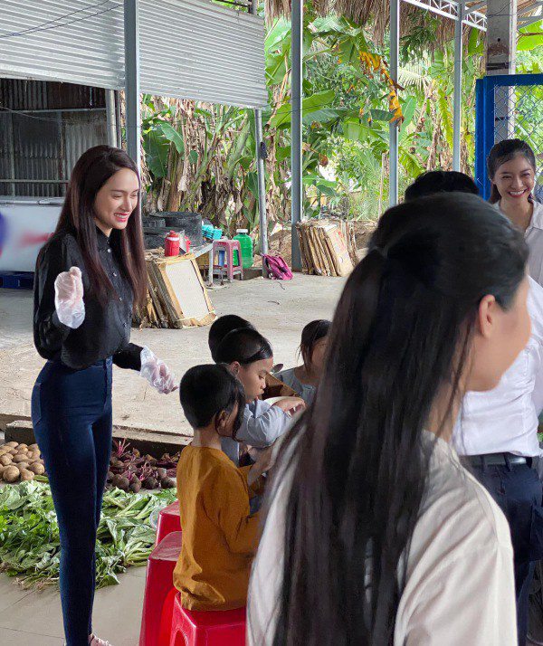 Going to charity together, Huong Giang is simple, Doan Di Bang inlaid with brand names is still delicate - 8