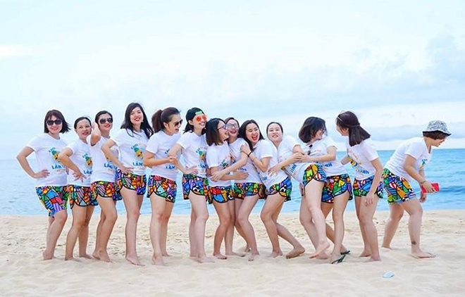 Nhiều gia đình, doanh nghiệp và hội nhóm lựa chọn đồng phục đi biển tại HK.