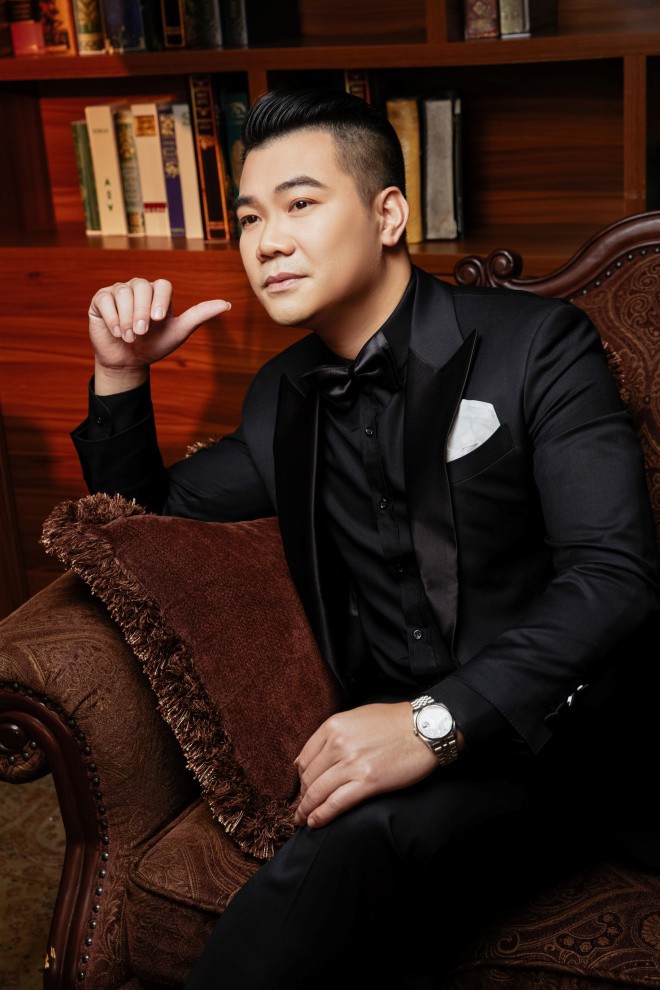 Phong cách giản dị, khiêm nhường, giọng hát trầm ấm và thanh thoát, Ngô Đức đã mang đến một sản phẩm âm nhạc đáng nghe.