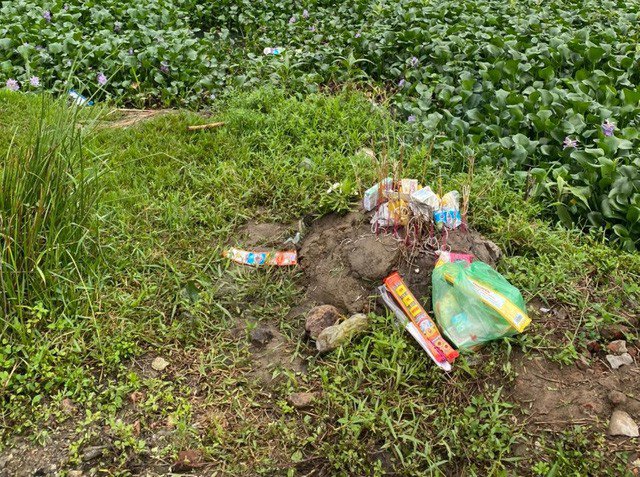 Sau khi phát hiện thi thể bé trai, vợ chồng bà L. đã chôn cất