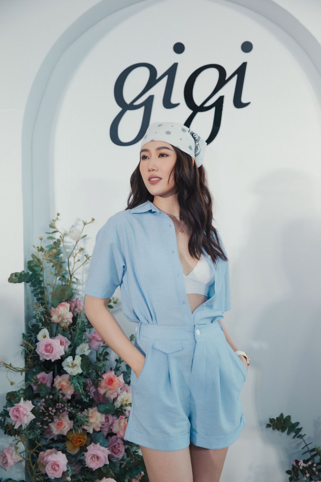 Thuý Ngân - Nàng diễn viên “Gạo nếp gạo tẻ” đến tham dự sự kiện trong trang phục tưởng chừng kín đáo nhưng lại rất gợi cảm.