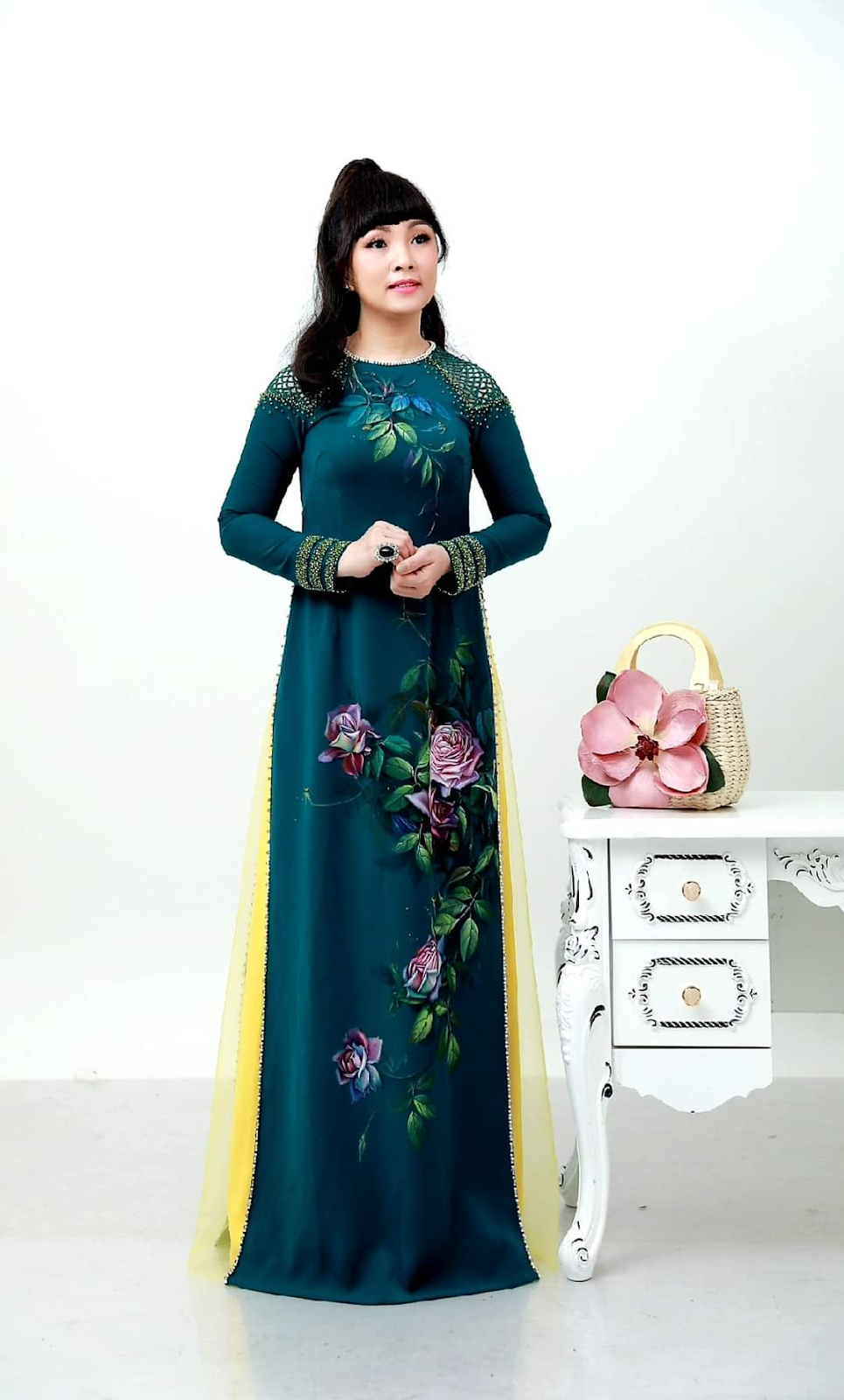 Áo dài có vẻ đẹp thướt tha, dịu dàng