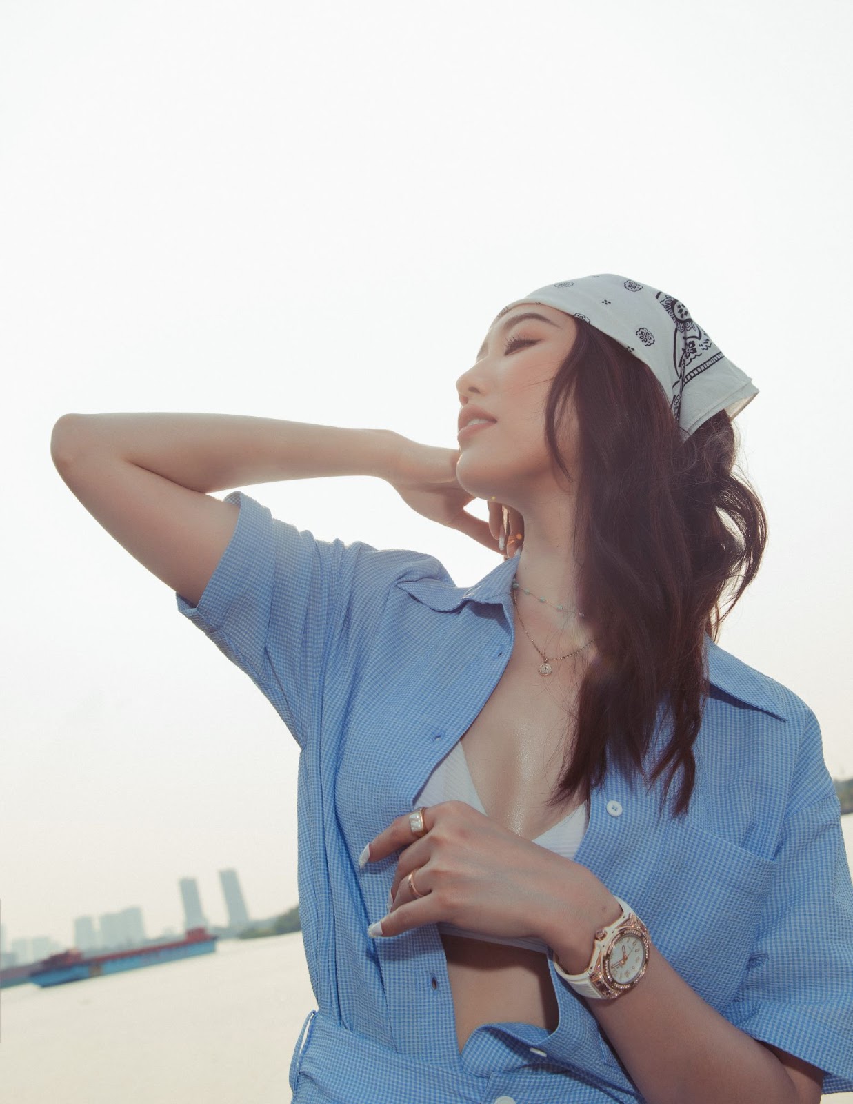 Cô tạo dáng đầy thơ mộng trong buổi chiều trên sông Sài Gòn