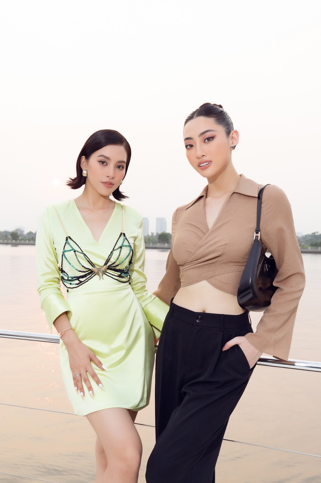 Hai nàng Miss World Vietnam Lương Thuỳ Linh - Trần Tiểu Vy cũng xuất hiện tại sự kiện với trang phục thiết kế trong BST SS22 của Gigi