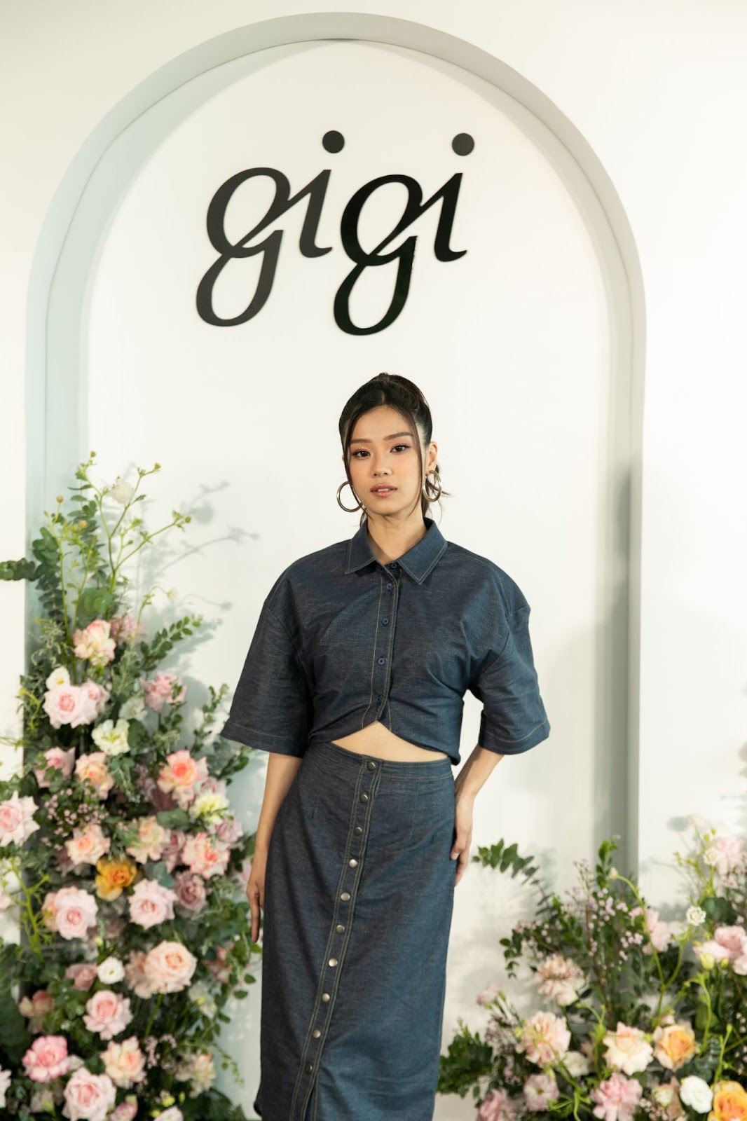 Hoàng Yến Chibi cũng tham gia sự kiện với outfit váy jeans trong BST. Cô nàng khá thành công trong vai trò ca sĩ với nhiều ca khúc được giới trẻ yêu thích thời gian gần đây.