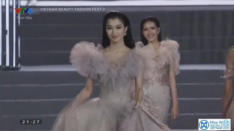 The skirt frame dropped right on the live broadcast, Thanh Hoa beauty received a paradoxical reaction from the people - 1