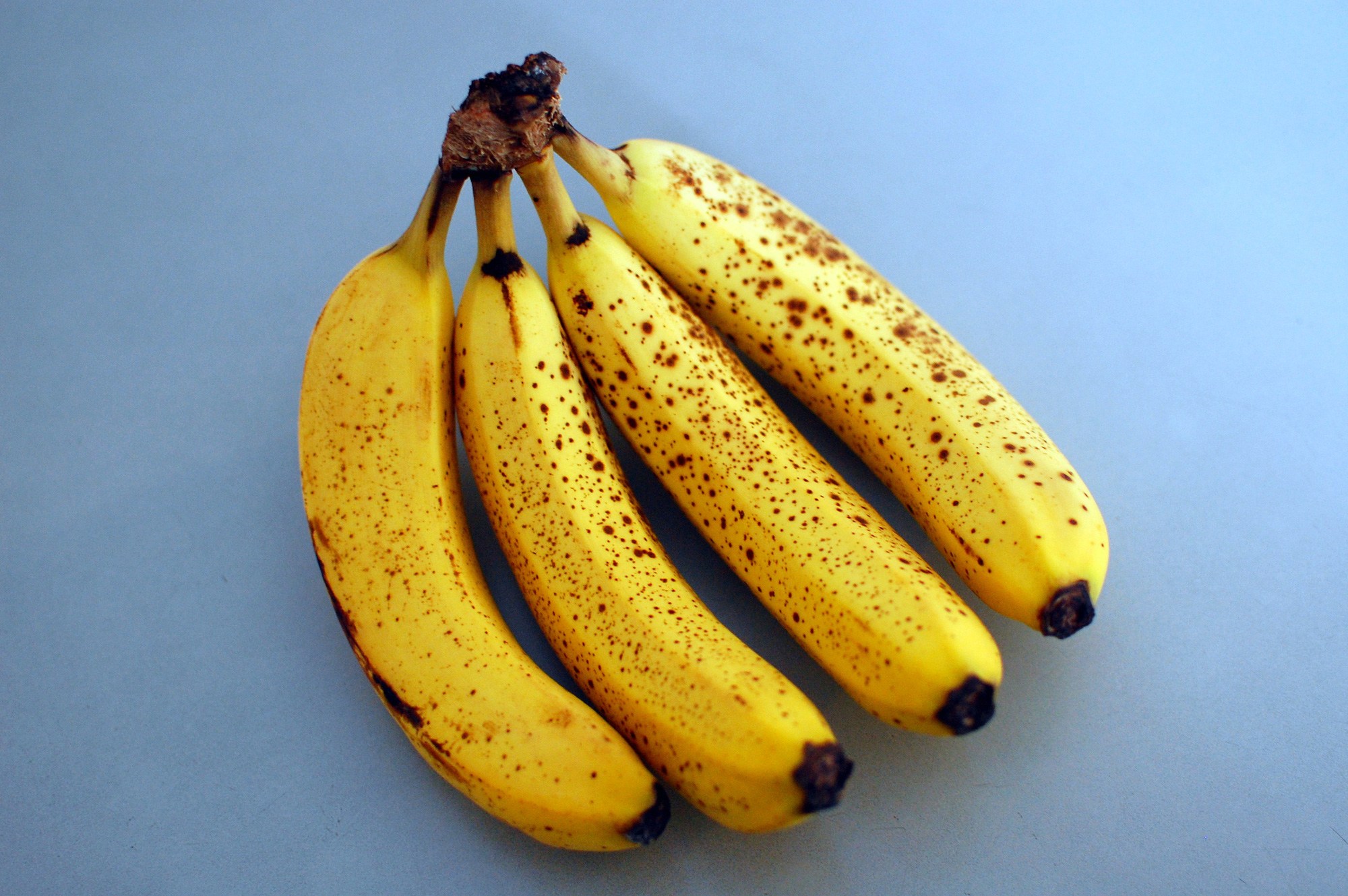 Is it better to eat green bananas, ripe yellow bananas or ripe eggs?  - 4