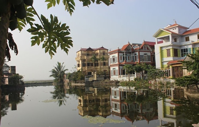Từ làng quê nghèo, phụ thuộc vào dăm ba sào ruộng, giờ đây người dân làng Miêng đã có của ăn của để