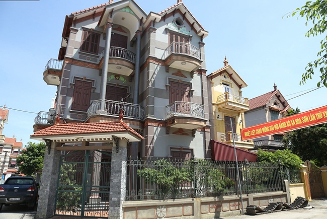 Những ngôi nhà 3, 4 tầng mọc lên giữa làng quê
