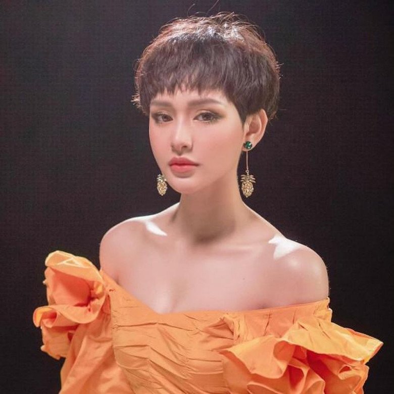 Hiền Hồ sở hữu nhiều bản hit đình đám và vẻ ngoài ngây thơ, trong sáng nhưng lại hay vướng vào những ồn ào tình ái.