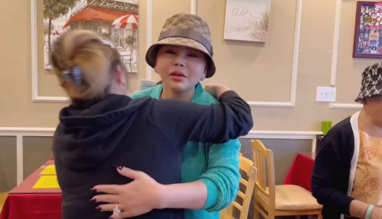 Cô ôm chầm lấy Lê Giang.