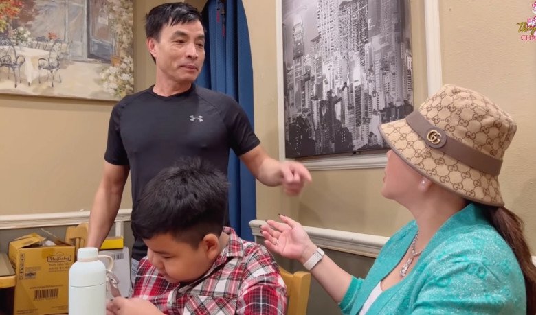 2 nghệ sĩ rôm rả trò chuyện sau mười mấy năm không gặp.