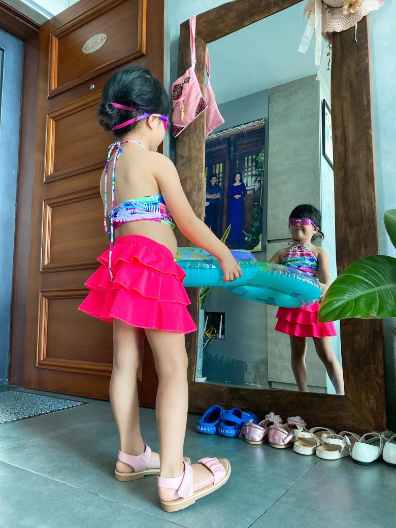 Mother is a beauty, daughter amp;#34;Queenamp;#34;  of 2-year-old Le Phuong shows off her legs, shows off her long legs in a swimsuit - 6