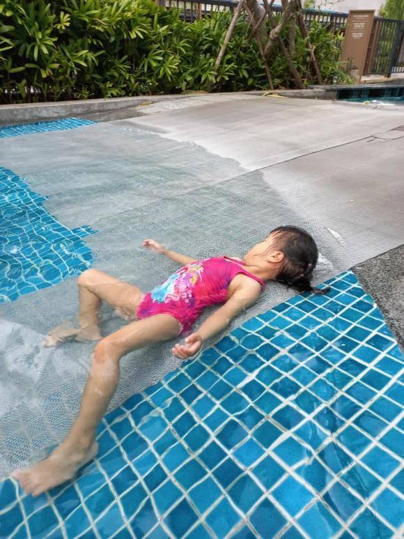 Mother is a beauty, daughter amp;#34;Queenamp;#34;  of 2-year-old Le Phuong shows off her legs, shows off her long legs in a swimsuit - 9