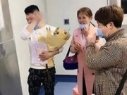 Bà bầu - Cả gia đình đứng khóc nức nở trước cửa phòng sinh, biết nguyên nhân dân tình cảm động