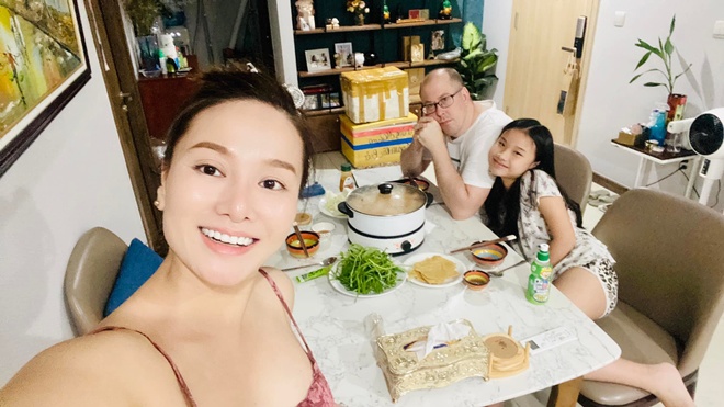 Thu Phuong treats her Western husband and daughter to hotpot like a restaurant, warms the heart of stepfather and stepchild - 5