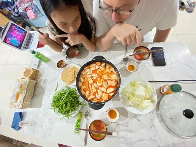 Thu Phuong treats her Western husband and daughter to hotpot like a restaurant, warms the heart of stepfather and stepchild - 4