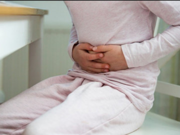 Bé gái đau bụng, nôn ra máu, đưa đi cấp cứu mới biết do mắc COVID-19