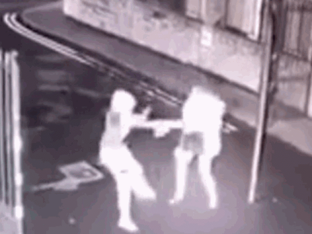 Clip Eva - Bị cướp túi xách, người phụ nữ bình tĩnh "phản đòn" và cái kết