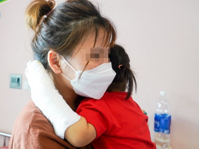 Bé gái 2 tuổi ngừng tim, bất tỉnh vì thói quen dùng điện thoại nhiều bố mẹ gặp phải