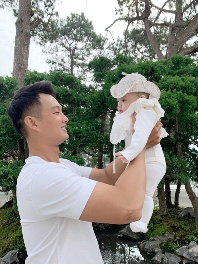 The couple had a marriage proposal that made the Vietnamese stars cry suddenly showing off their beloved daughter amp;#34;not like her motheramp;#34;  - twelfth