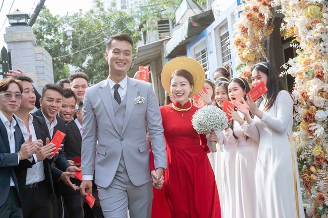 The couple had a marriage proposal that made the Vietnamese stars cry suddenly showing off their beloved daughter amp;#34;not like her motheramp;#34;  - 9