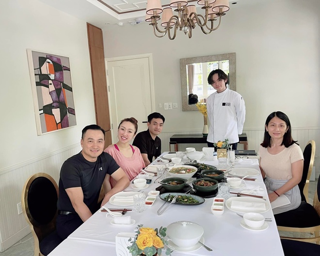 Jack Phạm nấu ăn, mời bố Chi Bảo, mẹ ruột và mẹ kế Lý Thùy Chang cùng thưởng thức.